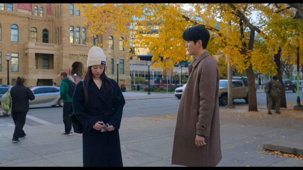 Mu-hee and Ho-jin having a discussion before she flies to Seoul